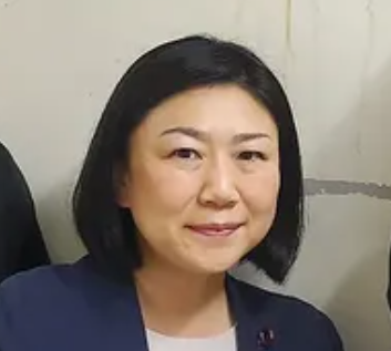 牧島かれんの経歴は？