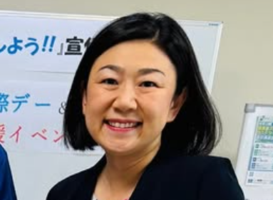 牧島かれんの経歴は？